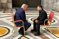 Photo diffusée par le ministère des Affaires étrangères ukrainien montrnant le président américain Donald Trump et son homologue ukrainien Volodymyr Zelensky, le 26 avril 2025 à la basilique Saint-Pierre du Vatican  afp.com/Handou