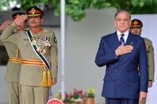 Le général Asim Mounir (à gauche), en compagnie du Premier ministre pakistanais, Shehbaz Sharif (à droite), le 26 avril 2025, à Abbottabad (Pakistan). PHOTO BUREAU DU PREMIER MINISTRE DU PAKISTAN/AFP