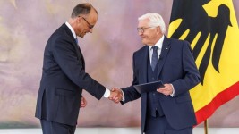 Le président fédéral de l’Allemagne Frank-Walter Steinmeier intronise Friedrich Merz (CDU) en tant que chancelier, le 6 mai 2025, à Berlin. ddp/Andreas Gora via Reuters