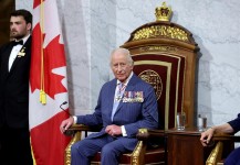 Le roi Charles III sur le trône de la chambre du Sénat, à Ottawa, pour l’ouverture de la 45ᵉ législature du Canada, le 27 mai 2025. PHOTO Chris Jackson/REUTERS
