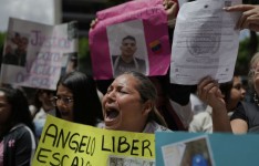 Photo: Ariana Cubillos Associated Press Des parents de migrants vénézuéliens expulsés des États-Unis vers une prison au Salvador par le gouvernement américain manifestant devant le bâtiment des Nations Unies à Caracas, au Venezuela, le 9 avril 2025.