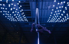 Photo: Adil Boukind Le Devoir L’idée de départ était de créer de nouveaux appareils de cirque permettant à la technologie de devenir une prolongation de l’artiste.