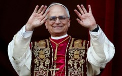 Le cardinal Robert Prevost, nouvellement élu pape Léon XIV, apparaît au balcon de la basilique Saint-Pierre, au Vatican, le 8 mai 2025. REUTERS/Yara Nardi
