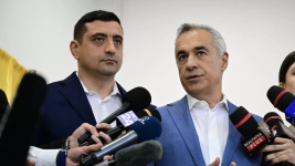 Far-right candidate George Simion (left) rode a wave of popular outrage after a court annulled an earlier vote won by ultranationalist outsider Calin Georgescu (right). © Daniel Mihailescu, AFP