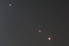 Photo montrant des missiles iraniens survolant Doha et visant la base aérienne américaine d’Al-Udeid au Qatar, le 23 juin 2025. Photo STRINGER/Anadolu/AFP