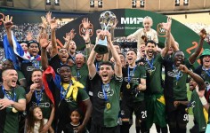 L’équipe de football de Krasnodar soulève le trophée pour célébrer sa victoire après avoir remporté la Première Ligue russe, au stade de Krasnodar, en Russie, le 24 mai 2025. Sergey Pivovarov / REUTERS