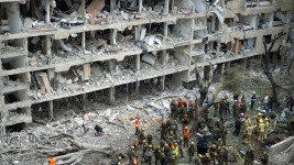 The aftermath of an Iranian missile strike in the Ramat Aviv neighborhood of Tel Aviv on June 22, 2025 in Tel Aviv, Israel. ©  Erik Marmor / Getty Images