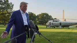 US President Donald Trump speaks with reporters before boarding Marine One on the South Lawn of the White House, Tuesday, June 24, 2025, in Washington. ©  AP Photo/Evan Vucci