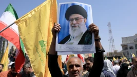 Un Iranien porte un portrait du guide suprême, l'ayatollah Ali Khamenei, lors d'un rassemblement anti-israélien à Téhéran, le 20 juin 2025.  Photo : AFP
