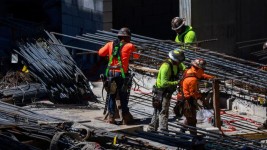 Des travailleurs installent des barres en acier sur un chantier de construction à Miami (Floride), le 11 mars 2025. Giorgio Viera / REUTERS