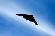 Un bombardier de type B2, utilisé par les États-Unis pour frapper l’Iran, en vol le 20 octobre 2019 au-dessus de Kansas City. PHOTO BRIAN LAWDERMILK/GETTY IMAGES/AFP