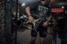 Un soldat du bataillon les « Loups de Da Vinci » tient un drone à fibre optique russe. Dans le district de Pokrovsk (Ukraine), le 4 juin 2025. ADRIEN VAUTIER/LE PICTORIUM POUR « LE MONDE »