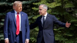 Le premier ministre Mark Carney et le président américain Donald Trump au sommet du G7, à Kananaskis, le 16 juin 2025. PHOTO : GETTY IMAGES / CHIP SOMODEVILLA