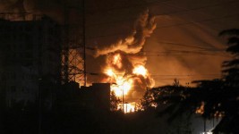 Un énorme incendie a éclaté dans les dépôts pétroliers de Shahran, au nord-ouest de Téhéran, après une attaque israélienne, le 15 juin 2025.  Photo : Getty Images / AFP/ATTA KENARE