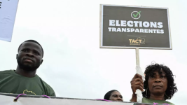 Des manifestants photographiés lors du premier rassemblement de la coalition des partis d'opposition, à Abidjan, le 31 mai 2025. © Sia Kambou, AFP