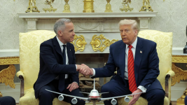 Le premier ministre Mark Carney a rencontré le président américain Donald Trump dans le bureau ovale à Washington le 6 mai.  Photo : Getty Images / Anna Moneymaker