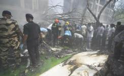 Des secours tentent de trouver des survivants du vol Air India 171, le 12 juin 2025, sur le lieu du crash, dans la ville d'Ahmedabad, au nord-ouest de l'Inde. © Ajit Solanki, AP