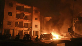 Des pompiers tentent d'éteindre un incendie après qu'un missile lancé depuis l'Iran a frappé Haïfa, dans le nord d'Israël, le dimanche 15 juin 2025. © Rami Shlush, AP