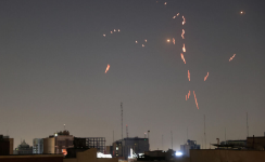 Des tirs de défense aérienne sont visibles après l'attaque israélienne à Téhéran, le 14 juin 2025. Majid Asgaripour/REUTERS