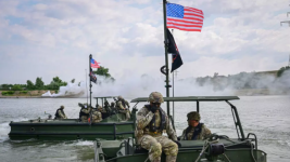 Des soldats américains naviguent sur le Danube lors de l'exercice militaire "Saber Guardian 25" à Frecatei, dans l'est de la Roumanie, le 13 juin 2025. © Daniel Mihailescu, AFP