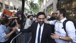Zohran Mamdani arrive aux studios de NBC pour participer à un débat de la primaire démocrate à la mairie, le mercredi 4 juin 2025, à New York. © Yuki Iwamura, AP