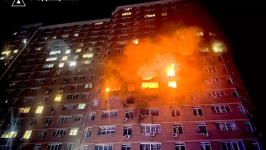 This handout picture taken and released by Ukrainian State Emergency Service on June 28, 2025 shows a fire in a multi-storey residential building following a Russian drone attack in Odesa. © Handout, AFP