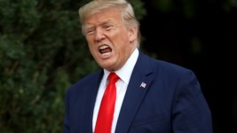 FILE PHOTO: US President Donald Trump shouts at members of the media as he returns to the White House. © Getty Images / Win McNamee
