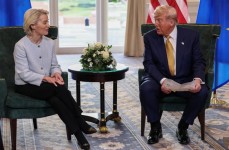 La présidente de la Commission européenne, Ursula von der Leyen, avec le président des États-Unis, Donald Trump, dimanche 27 juillet 2025, à Turnberry (Écosse). photo Evelyn Hockstein/REUTERS