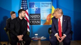 Le président ukrainien Volodymyr Zelensky face au président américain Donald Trump lors d’une rencontre le 26 juin, en marge du sommet de l’OTAN.HANDOUT / AFP