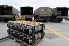 Des soldats ukrainiens réceptionnent des armes américaines à l’aéroport de Kiev-Boryspil, en Ukraine, le 11 février 2022. SERGEI SUPINSKY/AFP