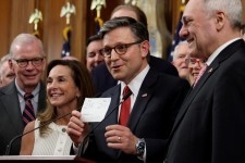 Le président de la Chambre des représentants des États-Unis, Mike Johnson, montre le décompte final des votes, scellant l’adoption par le Congrès de la loi budgétaire voulue par le président américain, Donald Trump, à Washington, le 3 juillet 2025. PHOTO