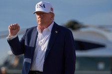 Le président des Etats-Unis, Donald Trump, à sa descente d’Air Force One, à la base militaire d’Andrews (Maryland), le 6 juillet 2025. JACQUELYN MARTIN / AP