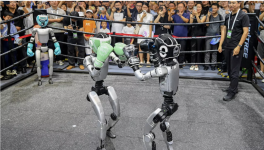 Des visiteurs regardent un combat de boxe entre robots lors de la World AI Conference (WAIC), le 26 juillet 2025 à Shanghai © - / AFP