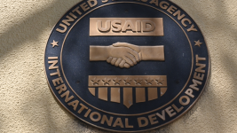 Une plaque de l’Agence américaine de développement international PHOTO : GETTY IMAGES / AFP / ORLANDO SIERRA