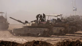 Des soldats israéliens postés sur un char près de la frontière Israël-Gaza, le 18 août 2025. Tsahal prépare une mobilisation massive pour renforcer ses opérations dans la bande de Gaza. (Amir Cohen/Reuters)