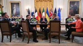 Les dirigeants présents à la Maison-Blanche ont convenu de la nécessité de fournir des garanties de sécurité à Kiev après la guerre, le 18 août 2025. (Photo ANDREW CABALLERO-REYNOLDS/AFP)