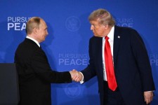 Donald Trump (à droite) et Vladimir Poutine, au sommet américano-russe sur l’Ukraine, à Anchorage, en Alaska, le 15 août 2025. PHOTO DREW ANGERER/AFP