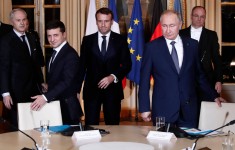 The first and only time Russian President Vladimir Putin, right, met with Ukrainian President Volodymyr Zelensky, left, was in Paris in 2019. PHOTO: IAN LANGSDON/PRESS POOL