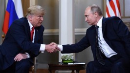 Le président russe Vladimir Poutine et le président américain Donald Trump se serrent la main avant une réunion à Helsinki, le 16 juillet 2018. BRENDAN SMIALOWSKI / AFP