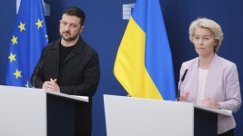 European Commission President Ursula von der Leyen, right, and Vladimir Zelensky participate in a media conference at EU headquarters in Brussels, Belgium, Sunday, Aug. 17, 2025. ©  AP Photo