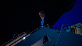 Le président Donald Trump descend d'Air Force One le 16 août 2025 à la bPHOTO : GETTY IMAGES / ANDREW HARNIK