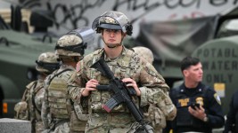 Des soldats de la Garde nationale en Californie, le 10 juin dernier, lors de leur déploiement par le président Trump dans l'État.  Photo : Getty Images / RONALDO SCHEMIDT