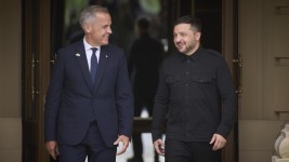 Le premier ministre canadien, Mark Carney, et le président ukrainien, Volodymyr Zelensky s'entretiennent à Kiev, en Ukraine, le 24 août 2025.  Photo : Associated Press / Efrem Lukatsky
