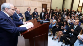 Image fournie par la présidence libanaise du Premier ministre libanais Nawaf Salam devant la presse à Baabda, près de Beyrouth, le 5 août 2025 © - / Lebanese Presidency/AFP
