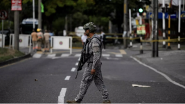 Un soldat patrouille à Cali, en Colombie, le 21 août 2025. © Reuters