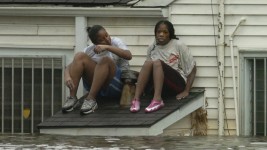 Deux jeunes femmes tentent de se mettre à l’abri des eaux après le passage de l’ouragan Katrina à La Nouvelle-Orléans le 29 août 2005. PHOTO : TED JACKSON - NOLA.COM | THE TIMES-PICAYUNE / TED JACKSON