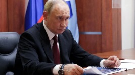 Le président russe Vladimir Poutine, le 16 août 2025, au retour de son sommet avec Donald Trump en Alaska.  Photo : Reuters / Gavriil Grigorov