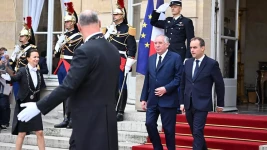 François Bayrou et Sébastien Lecornu, ce mercredi à Matignon pour la passation de pouvoirs. (Jeanne Accorsini/SIPA)