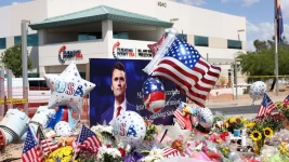 Phoenix, Arizona, 11 septembre 2025. Des fleurs et messages honorent Charlie Kirk devant Turning Point USA. L'assassinat du militant choque un pays déjà divisé. (Gage Skidmore/Zuma/SIPA)