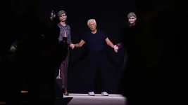 Le final du défilé automne hiver Giorgio Armani en présence de son créateur surnommé « l'empereur de la mode italienne », présenté à Milan le 2 mars 2025. (Photo Piero Cruciatti/AFP)